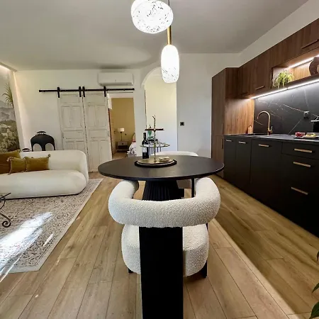 Le Majoral Quiet 5 Mins Walking From Historic Town, Garden, Covered Terrace, Parking, Air Cond, Private Parking, Fiber