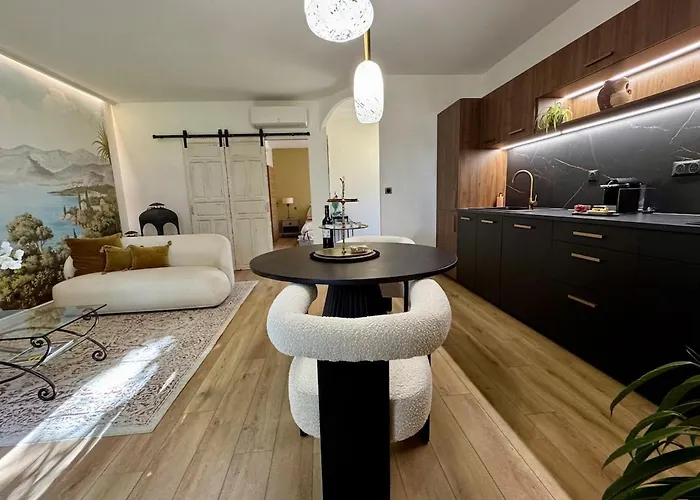 Le Majoral Quiet 5 Mins Walking From Historic Town, Garden, Covered Terrace, Parking, Air Cond, Private Parking, Fiber